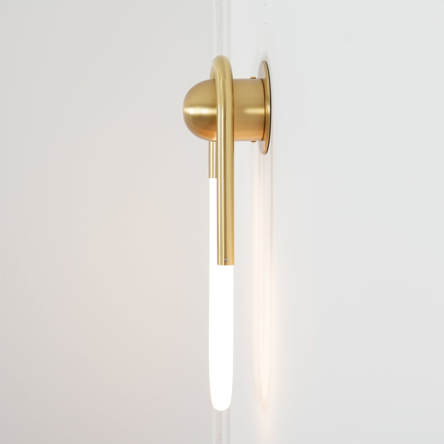Minimalistische Wandleuchte im Loop-Design