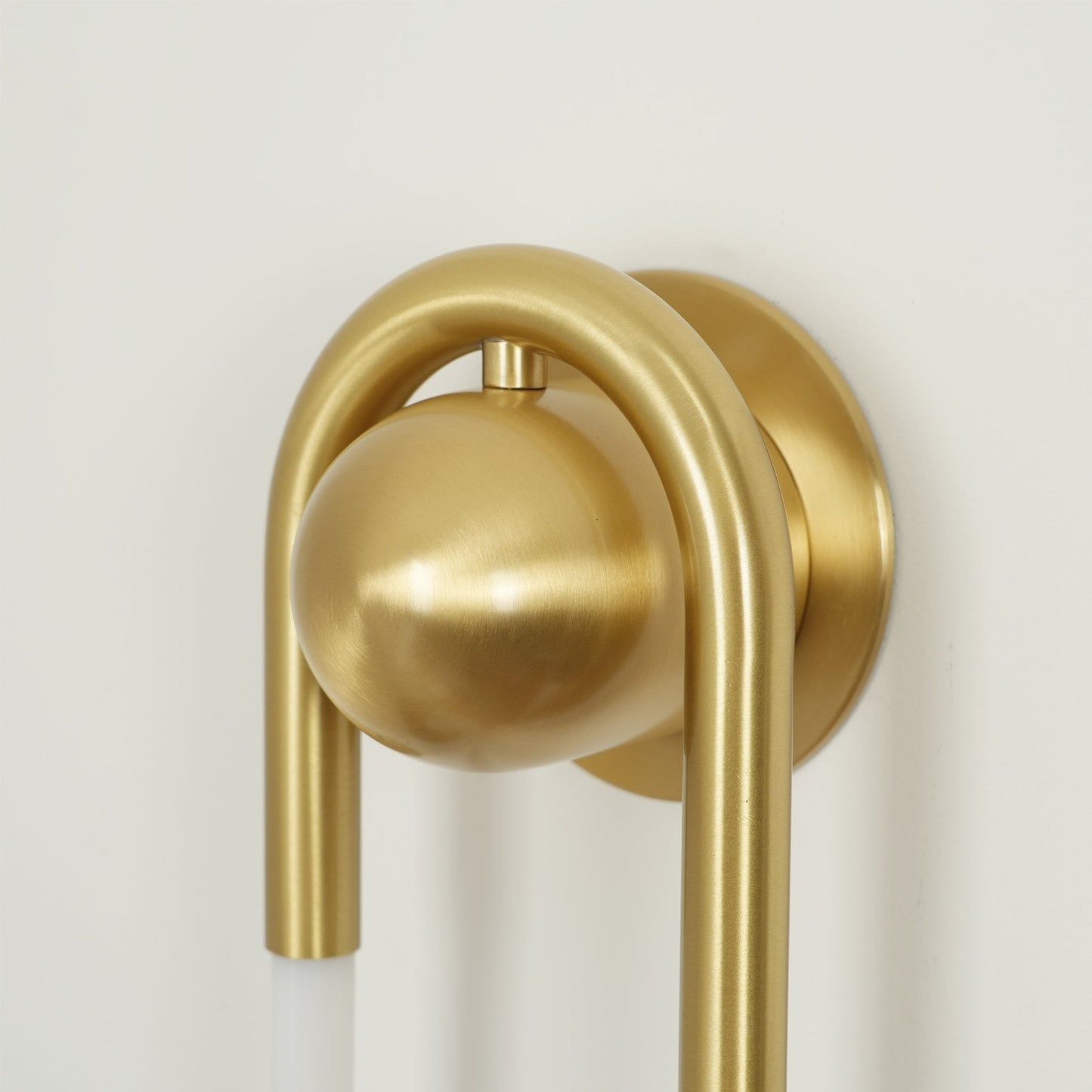 Minimalistische Wandleuchte im Loop-Design