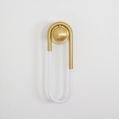 Minimalistische Wandleuchte im Loop-Design