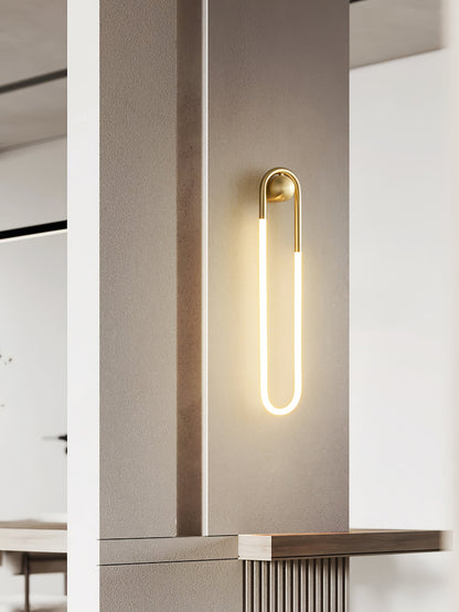 Minimalistische Wandleuchte im Loop-Design