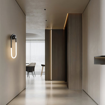 Minimalistische Wandleuchte im Loop-Design
