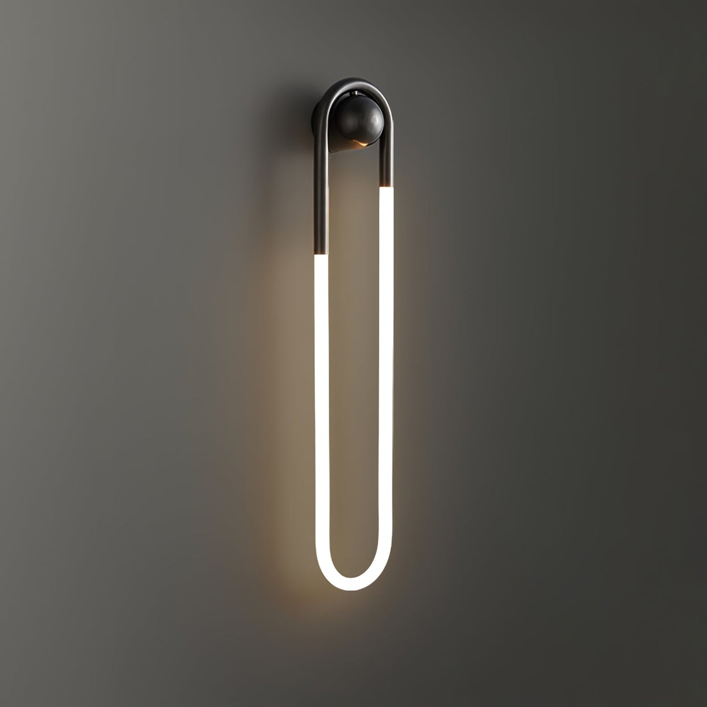 Minimalistische Wandleuchte im Loop-Design