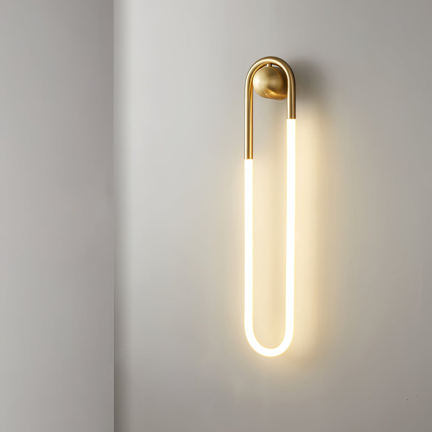 Minimalistische Wandleuchte im Loop-Design