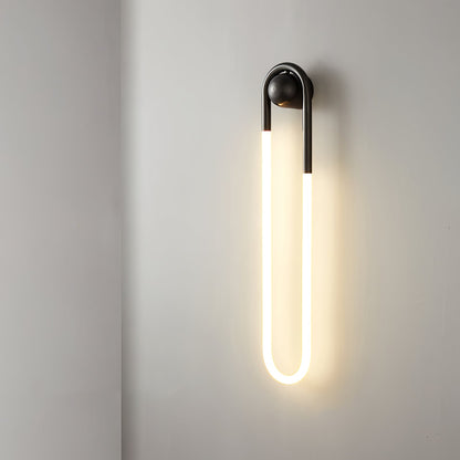 Minimalistische Wandleuchte im Loop-Design