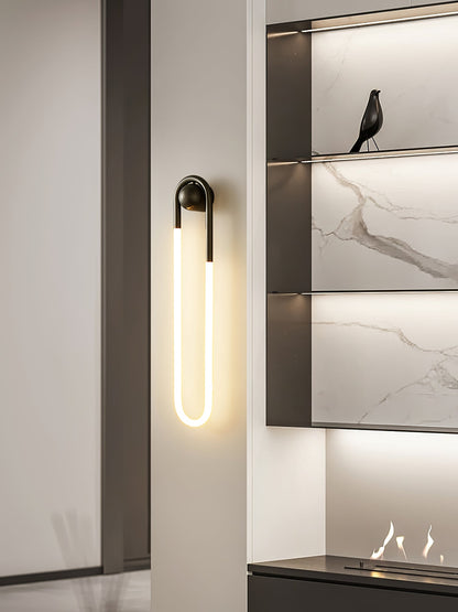 Minimalistische Wandleuchte im Loop-Design