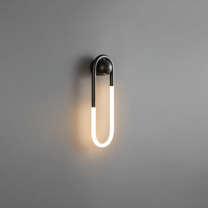 Minimalistische Wandleuchte im Loop-Design