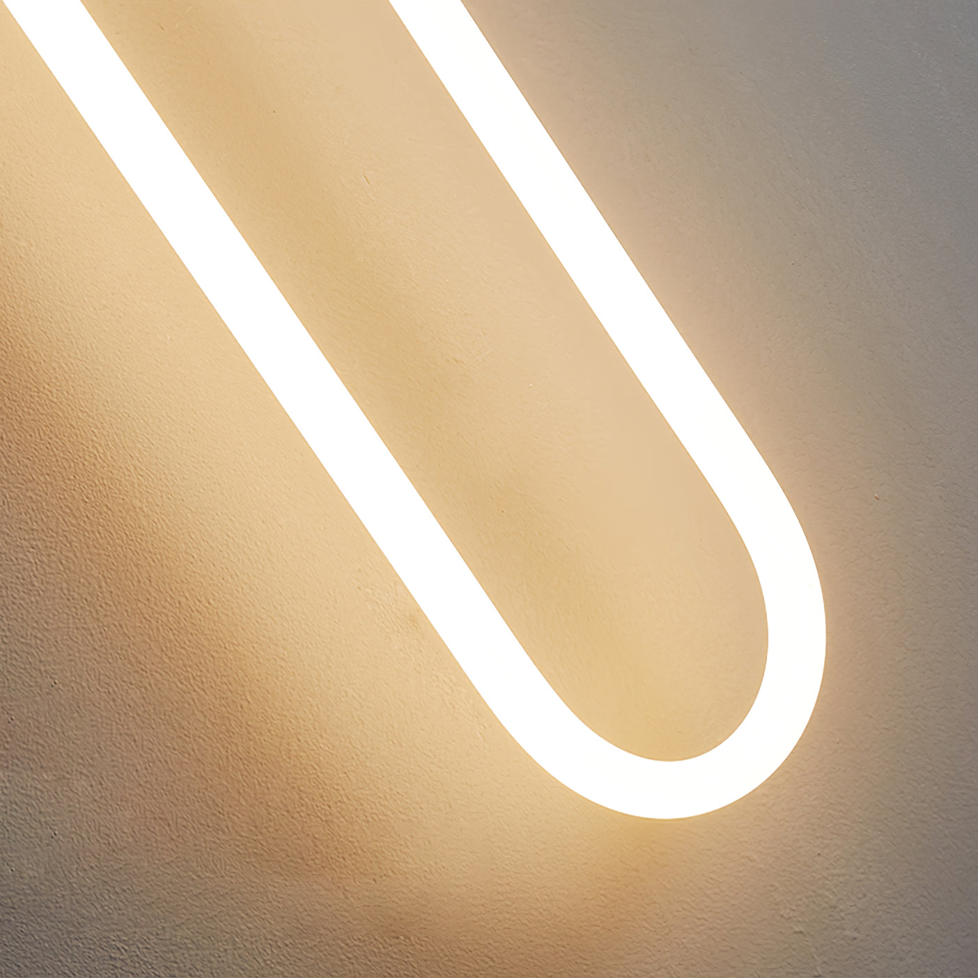 Minimalistische Wandleuchte im Loop-Design
