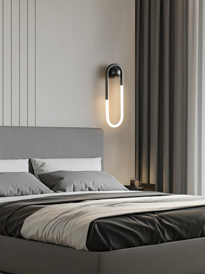 Minimalistische Wandleuchte im Loop-Design