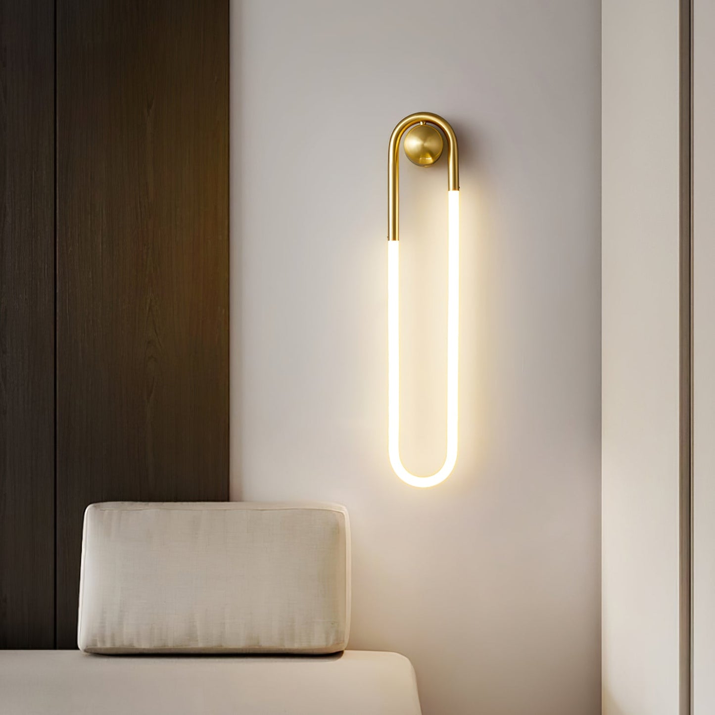 Minimalistische Wandleuchte im Loop-Design
