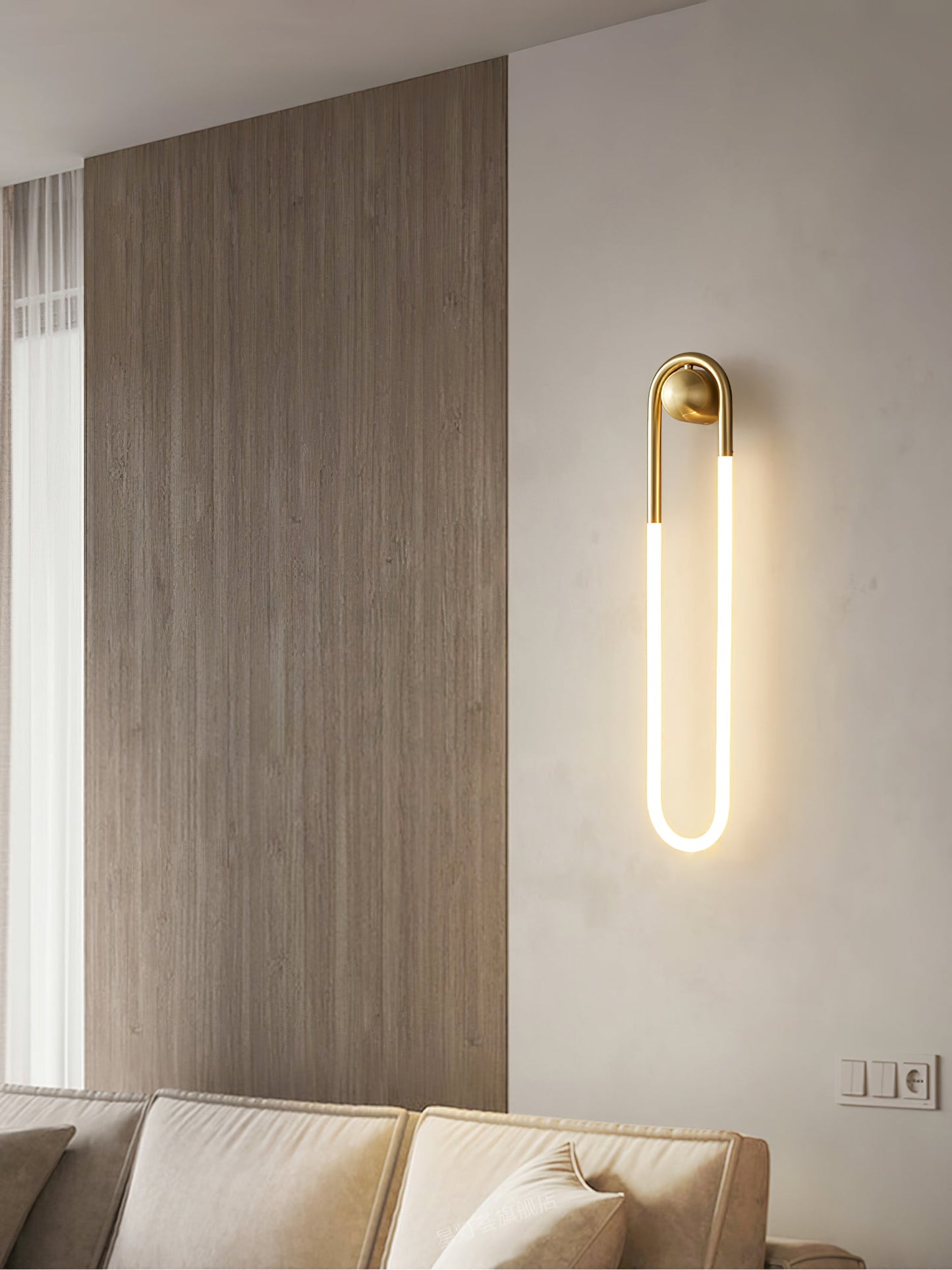 Minimalistische Wandleuchte im Loop-Design