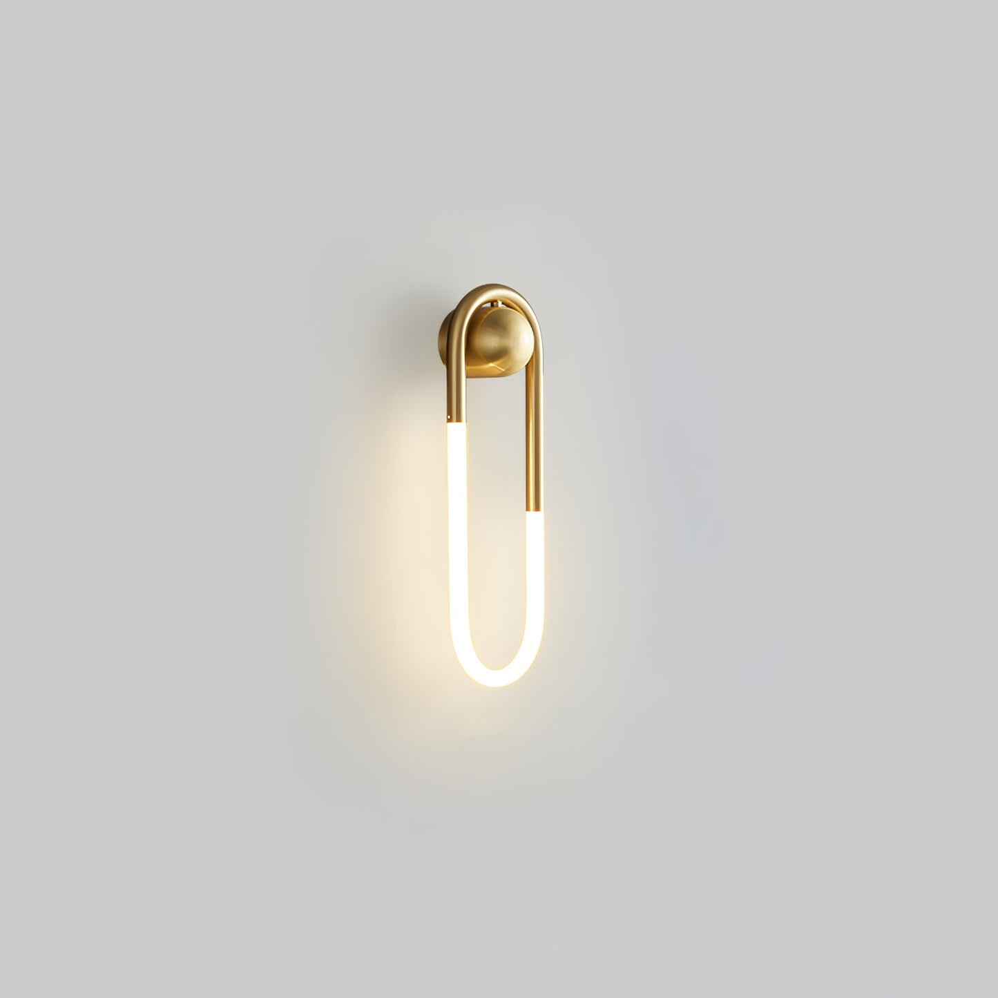 Minimalistische Wandleuchte im Loop-Design