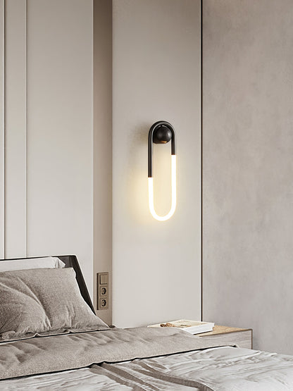 Minimalistische Wandleuchte im Loop-Design