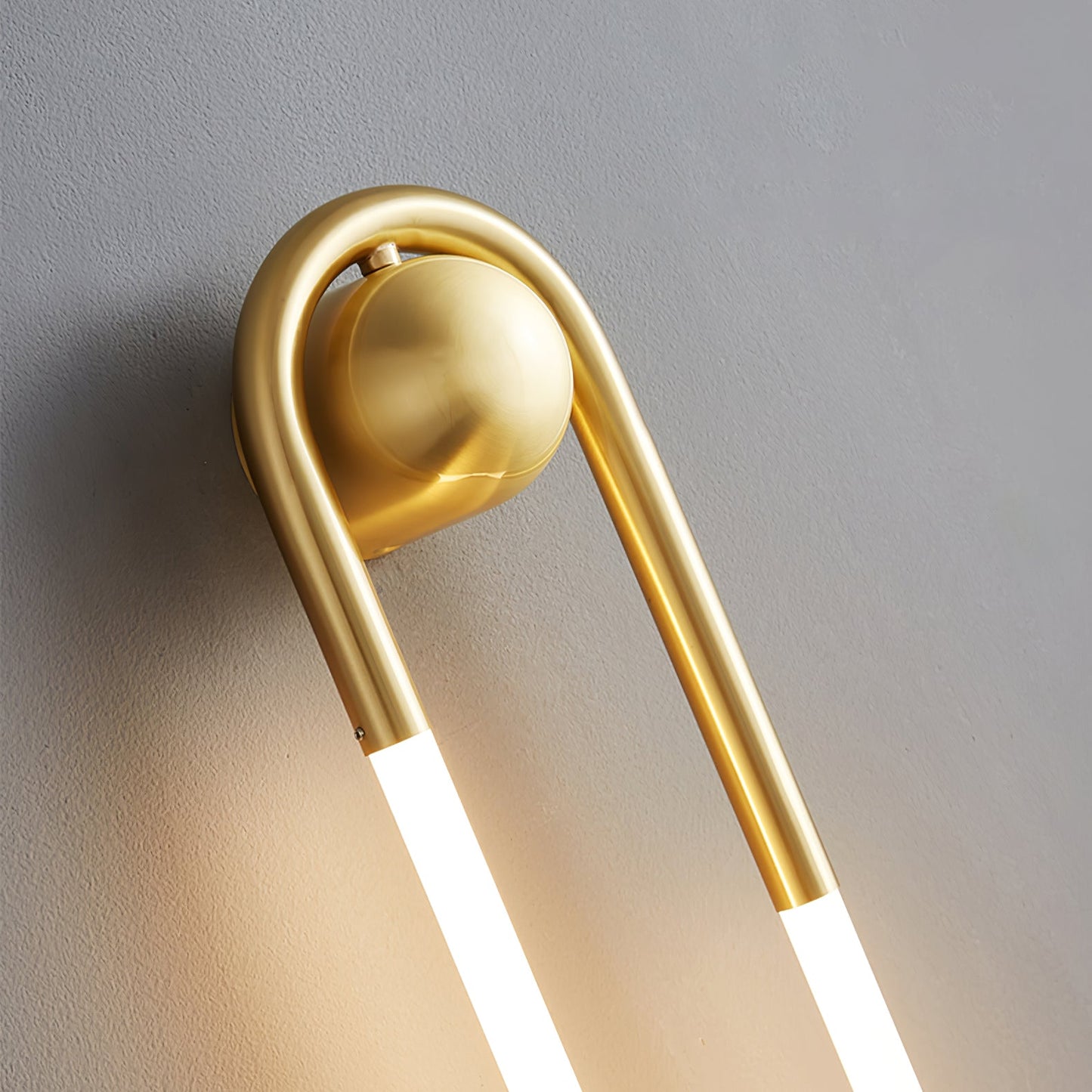 Minimalistische Wandleuchte im Loop-Design