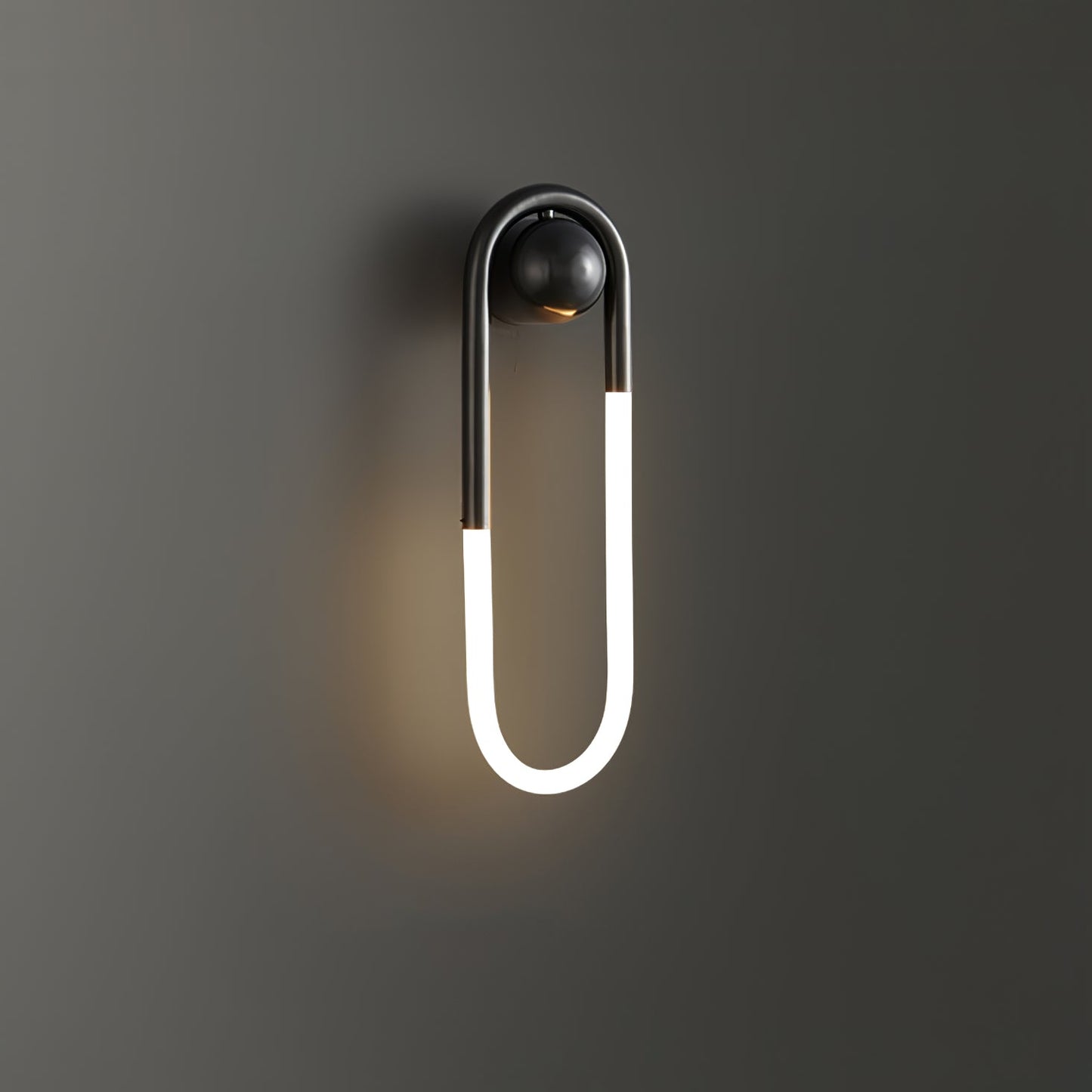 Minimalistische Wandleuchte im Loop-Design