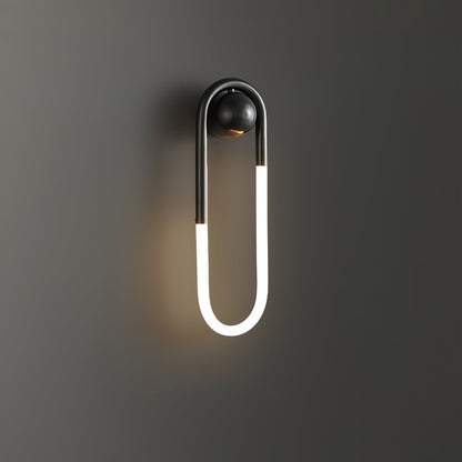 Minimalistische Wandleuchte im Loop-Design