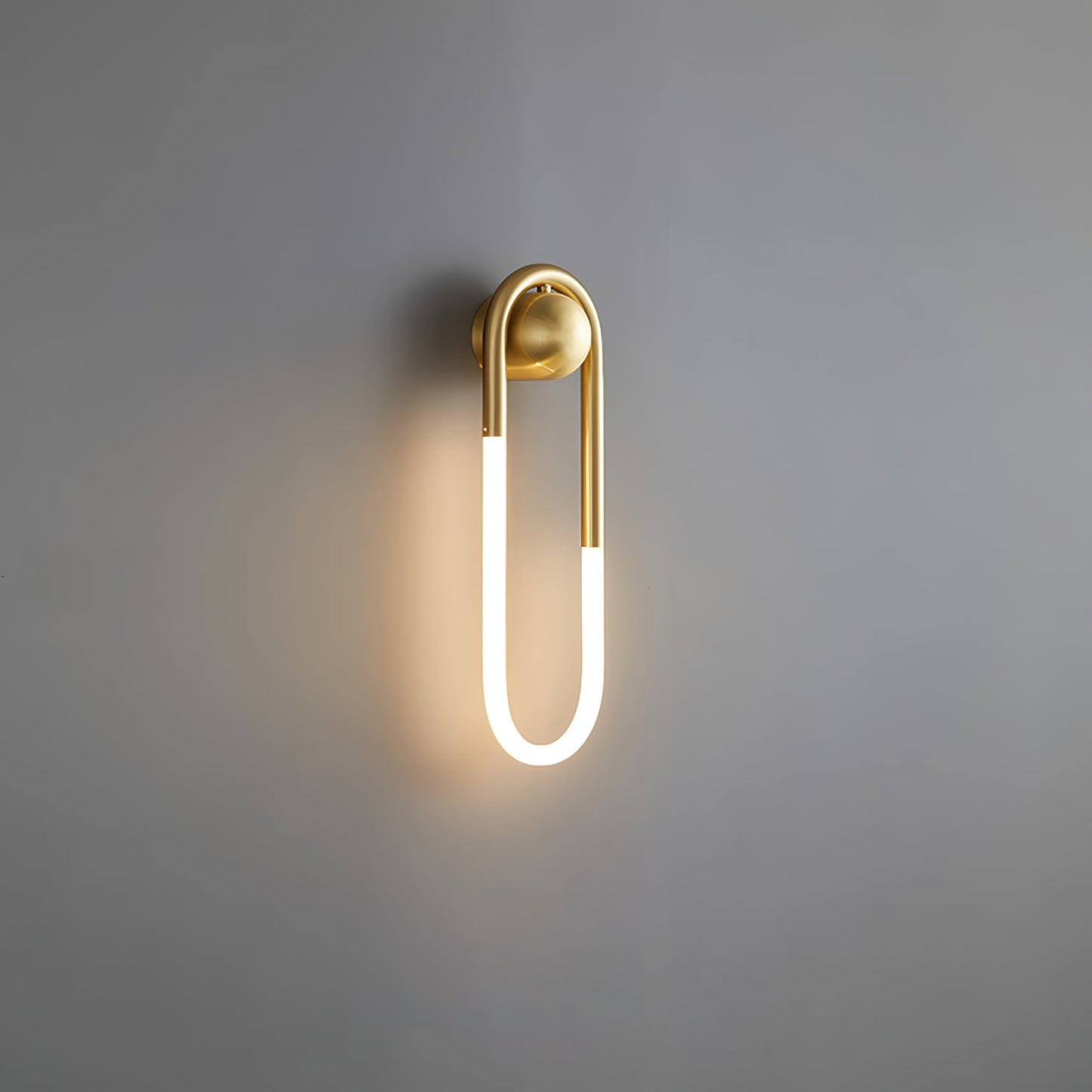 Minimalistische Wandleuchte im Loop-Design