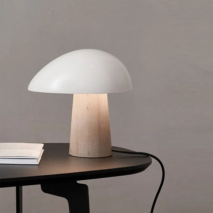JunoLeuchte: Moderne Tischlampe mit skandinavischem Charme