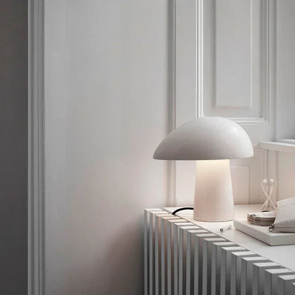 JunoLeuchte: Moderne Tischlampe mit skandinavischem Charme