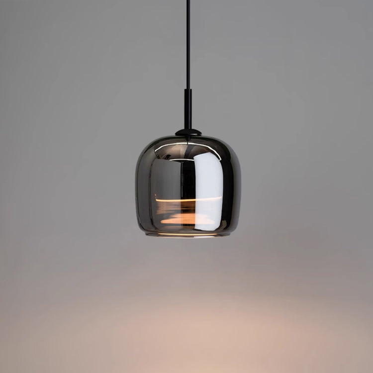NordischNoir: Elegante pendelleuchte aus schwarzem glas im skandinavischen Entwurf