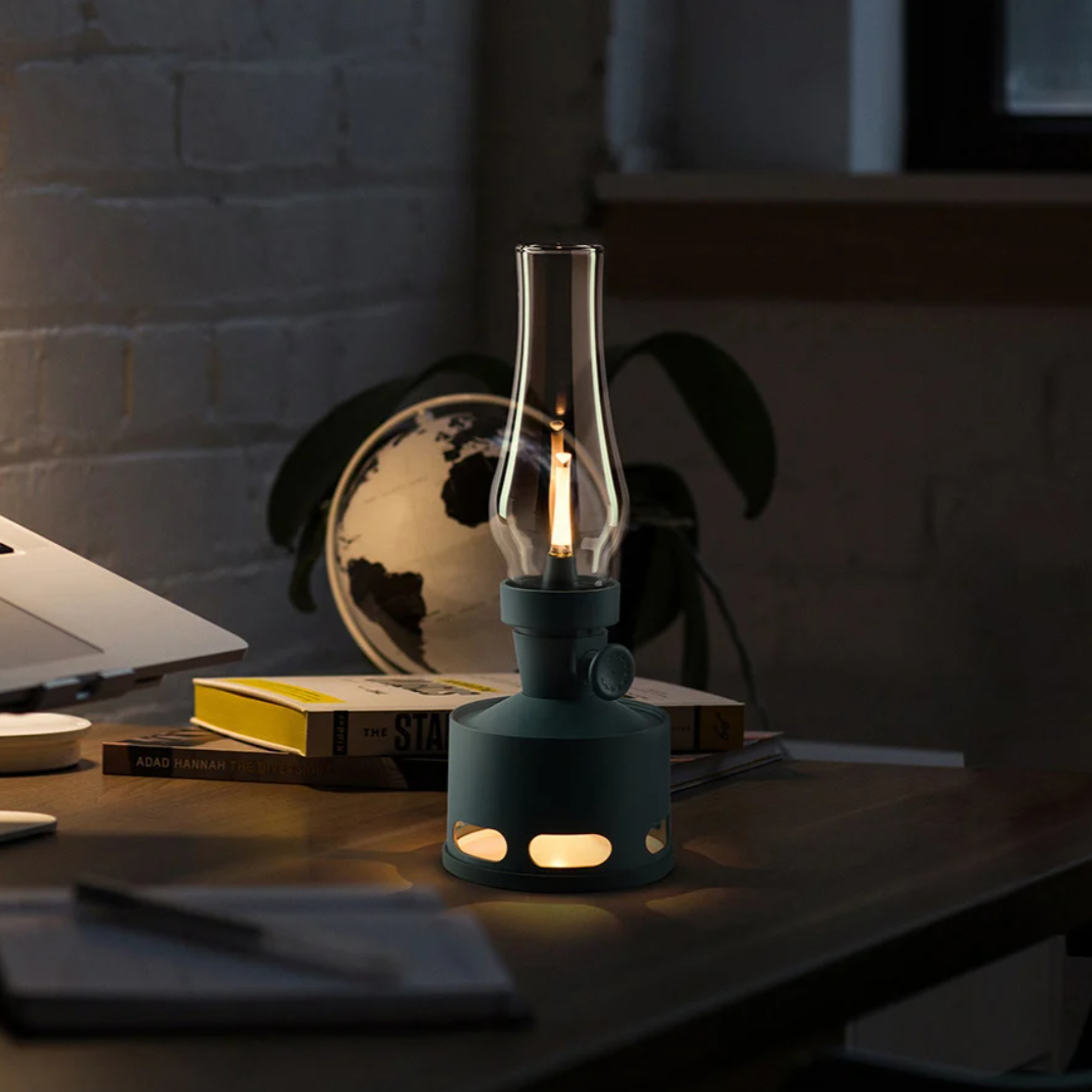 LaternenLeuchten: Vintage-inspirierte LED-Laterne mit warmem, flackerndem Licht
