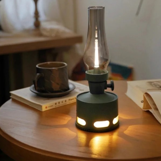 LaternenLeuchten: Vintage-inspirierte LED-Laterne mit warmem, flackerndem Licht