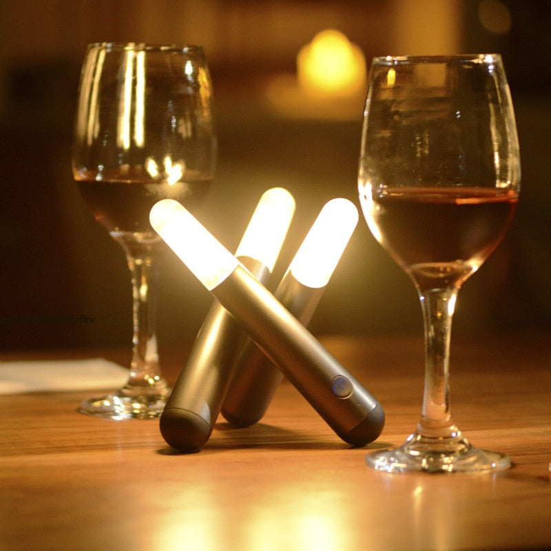 Leuchtstab: Minimalistische, Kabellose LED Tischlampe im Stab Entwurf