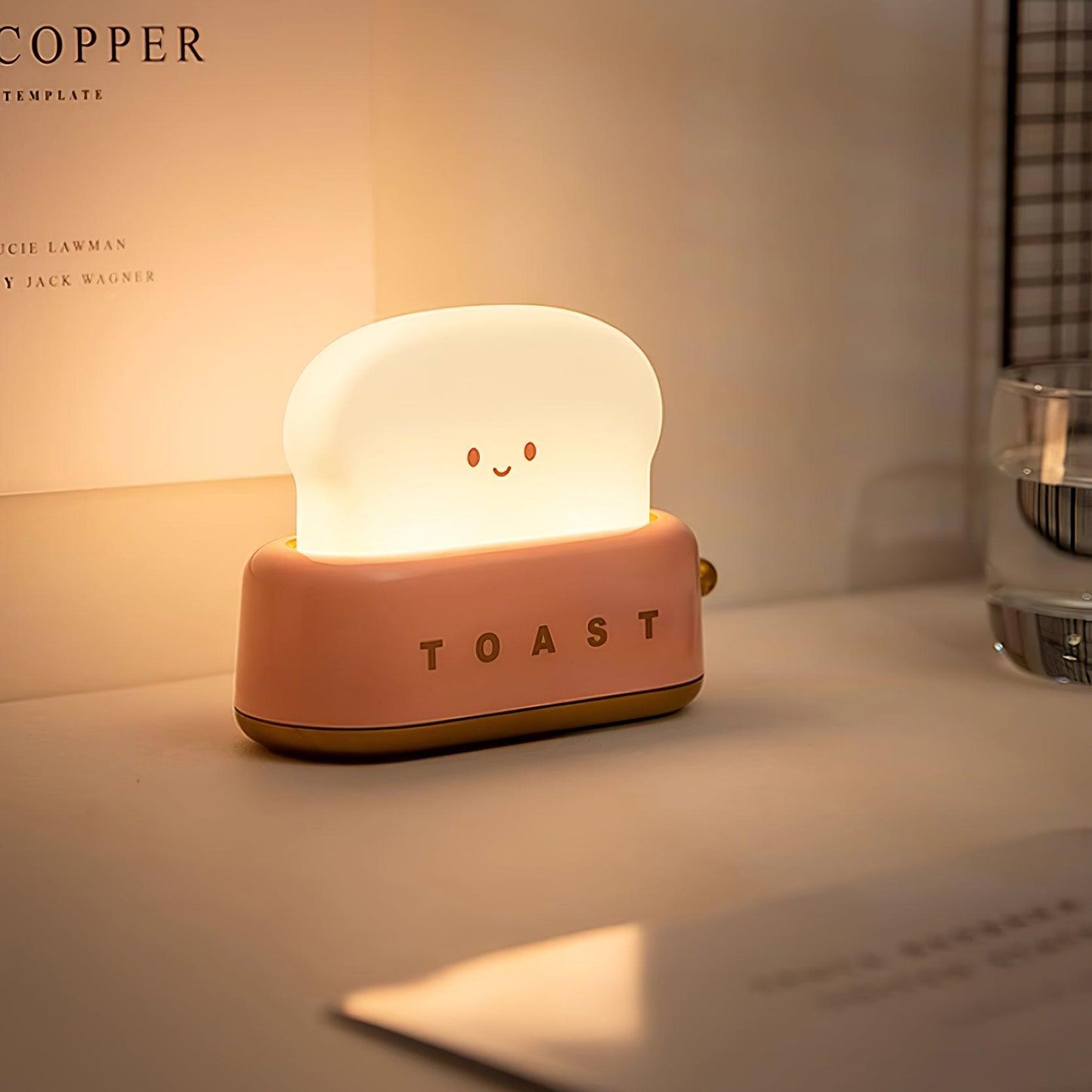 ToastLeuchten: Verspielte Tischlampe im Toaster-Entwurf mit integriertem Akku