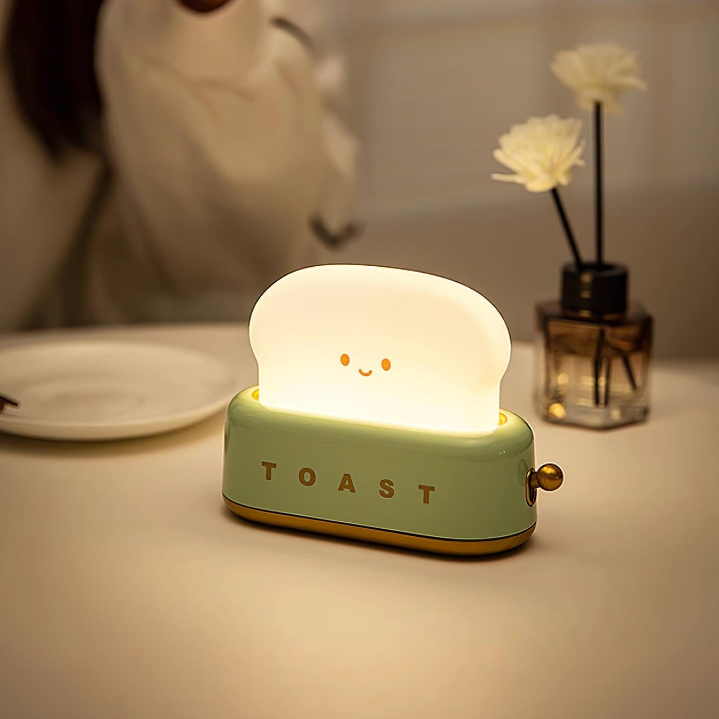 ToastLeuchten: Verspielte Tischlampe im Toaster-Entwurf mit integriertem Akku