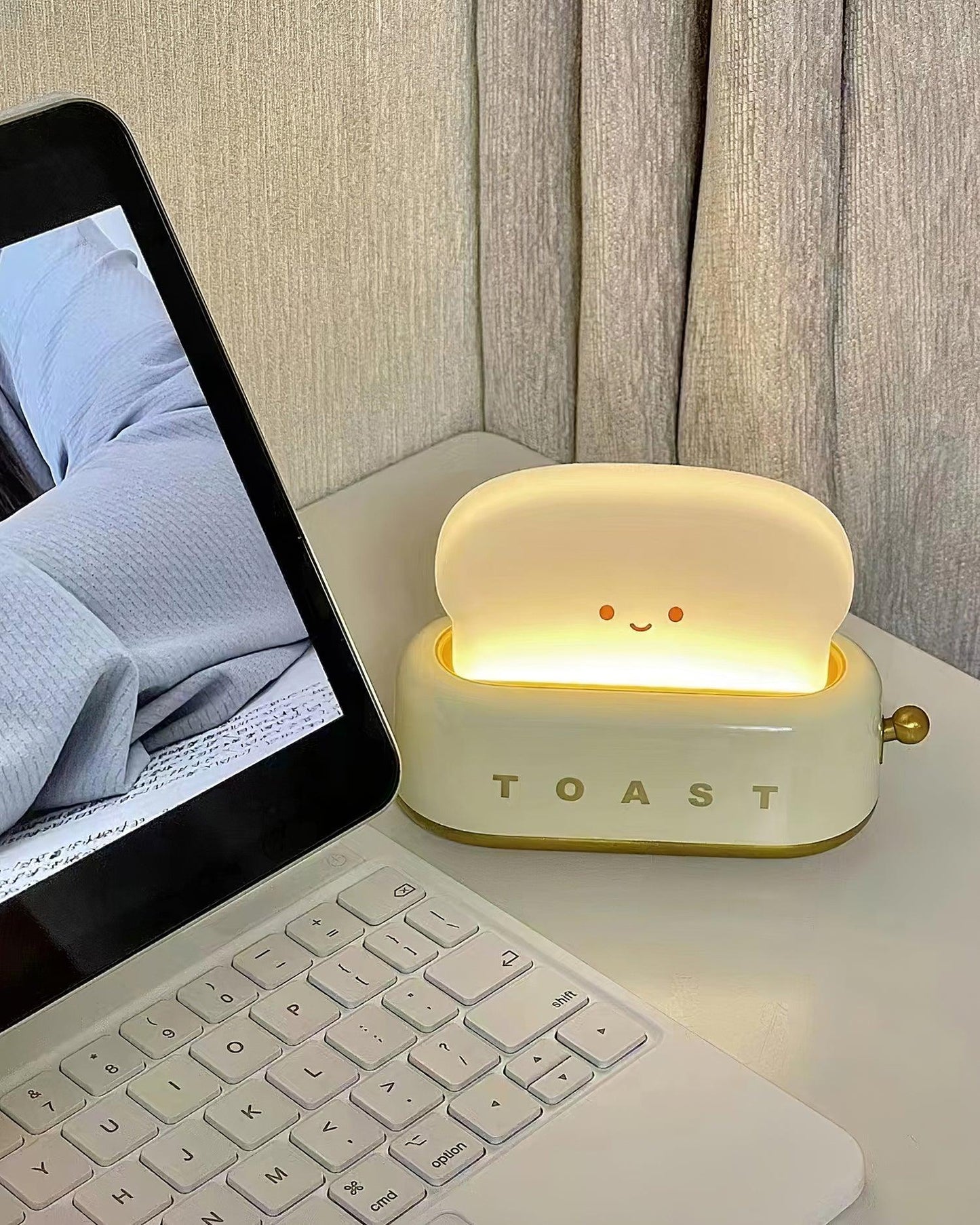 ToastLeuchten: Verspielte Tischlampe im Toaster-Entwurf mit integriertem Akku