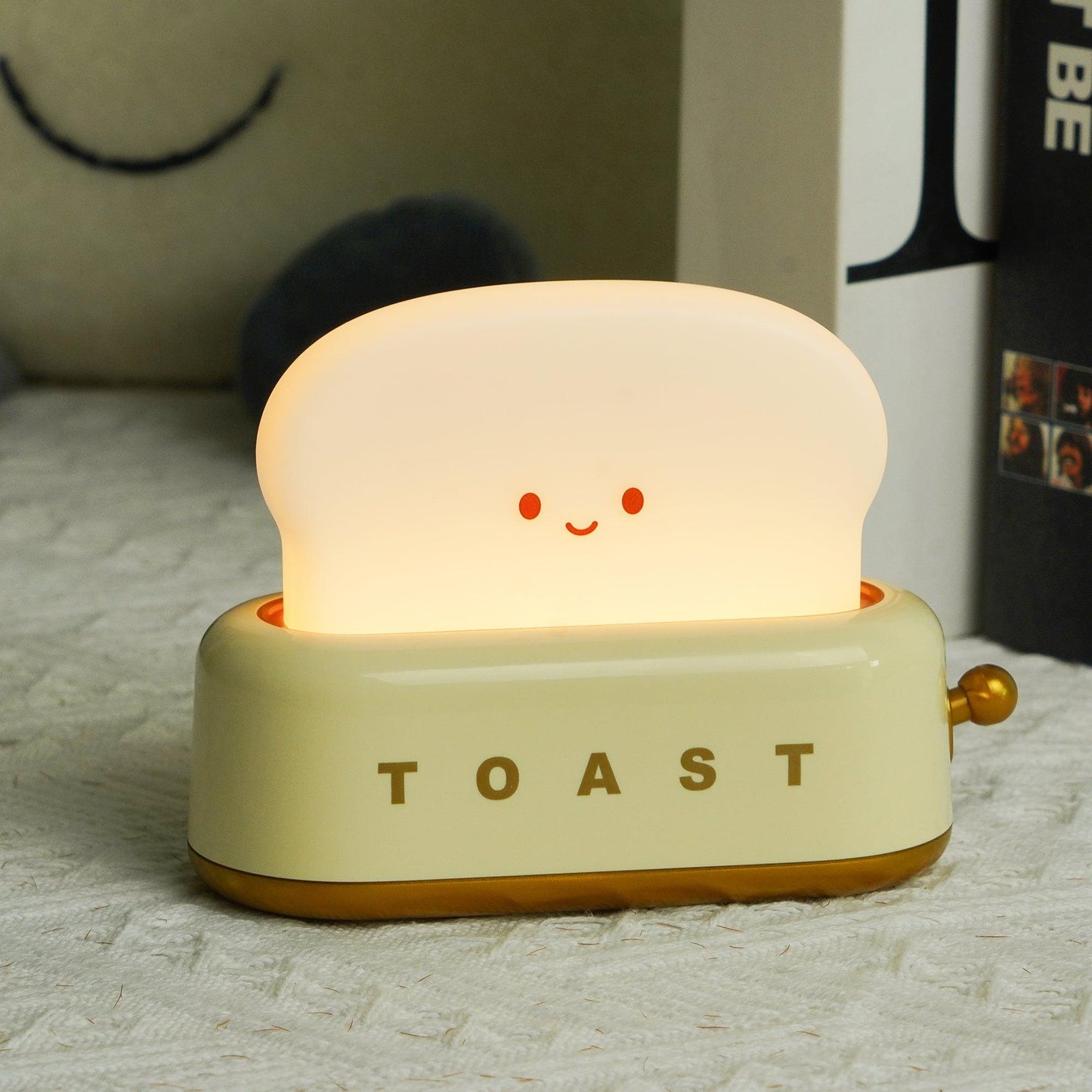 ToastLeuchten: Verspielte Tischlampe im Toaster-Entwurf mit integriertem Akku