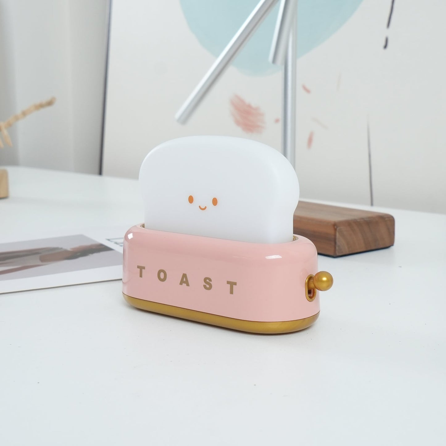 ToastLeuchten: Verspielte Tischlampe im Toaster-Entwurf mit integriertem Akku