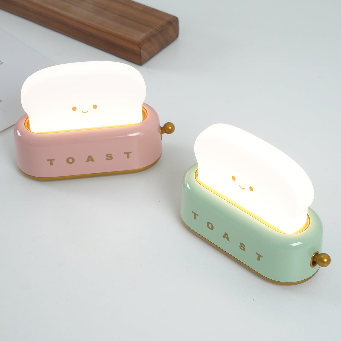 ToastLeuchten: Verspielte Tischlampe im Toaster-Entwurf mit integriertem Akku