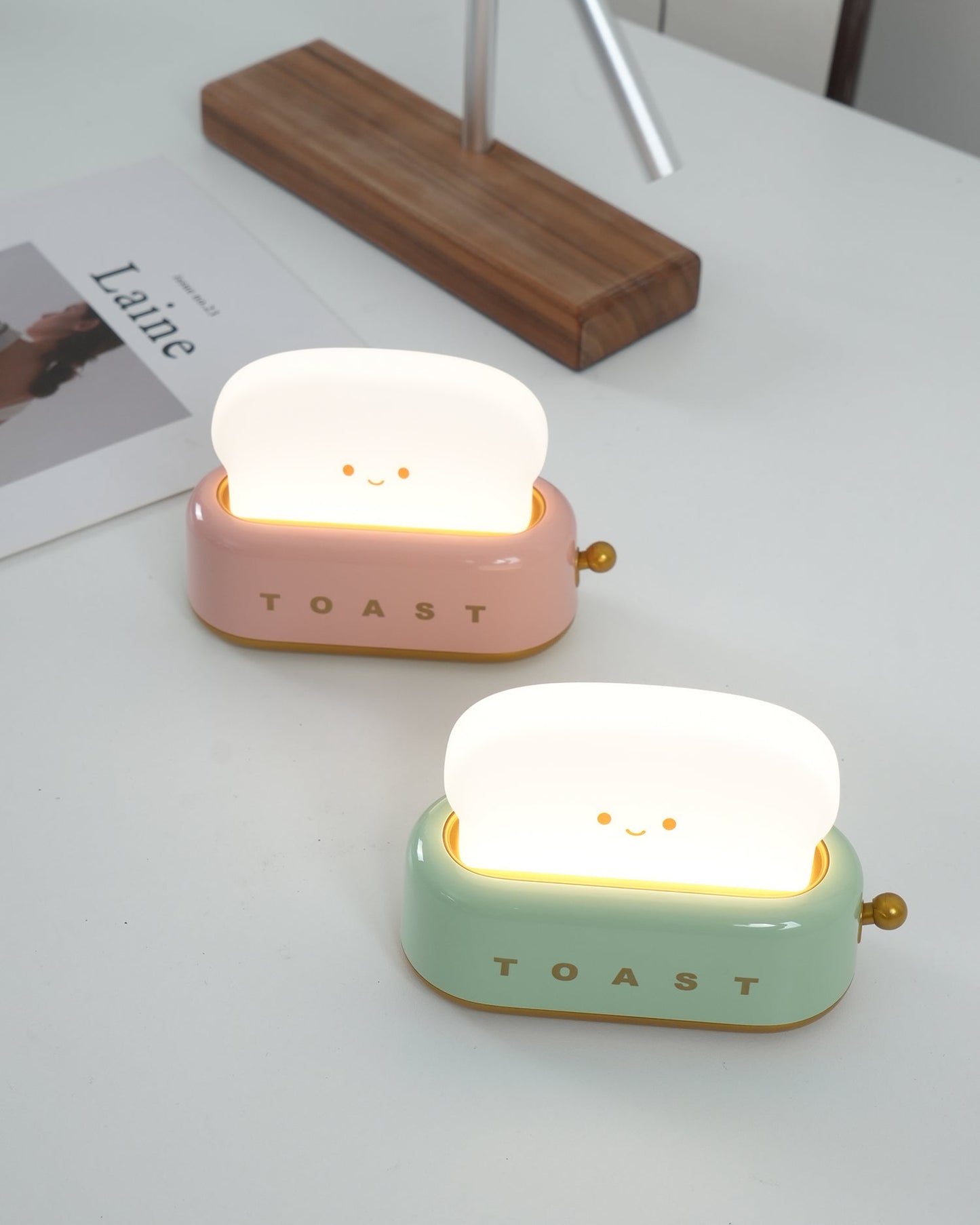 ToastLeuchten: Verspielte Tischlampe im Toaster-Entwurf mit integriertem Akku
