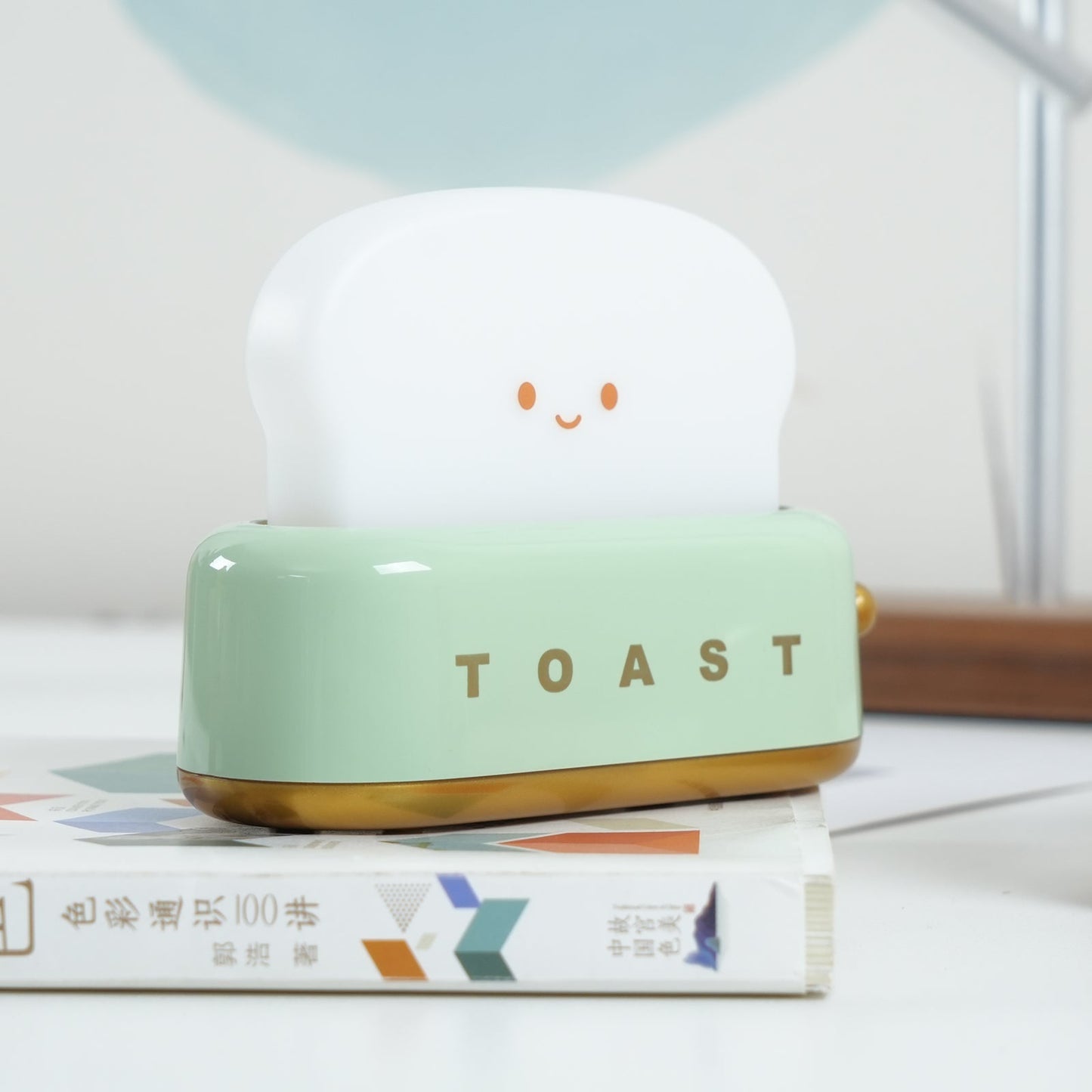 ToastLeuchten: Verspielte Tischlampe im Toaster-Entwurf mit integriertem Akku