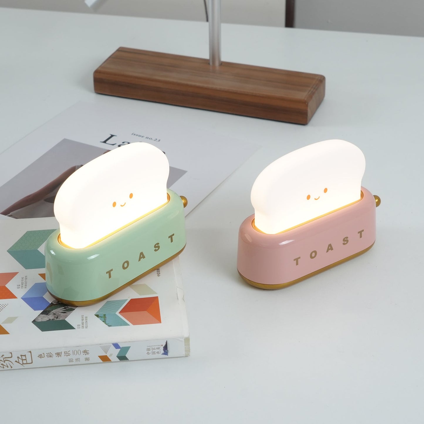 ToastLeuchten: Verspielte Tischlampe im Toaster-Entwurf mit integriertem Akku