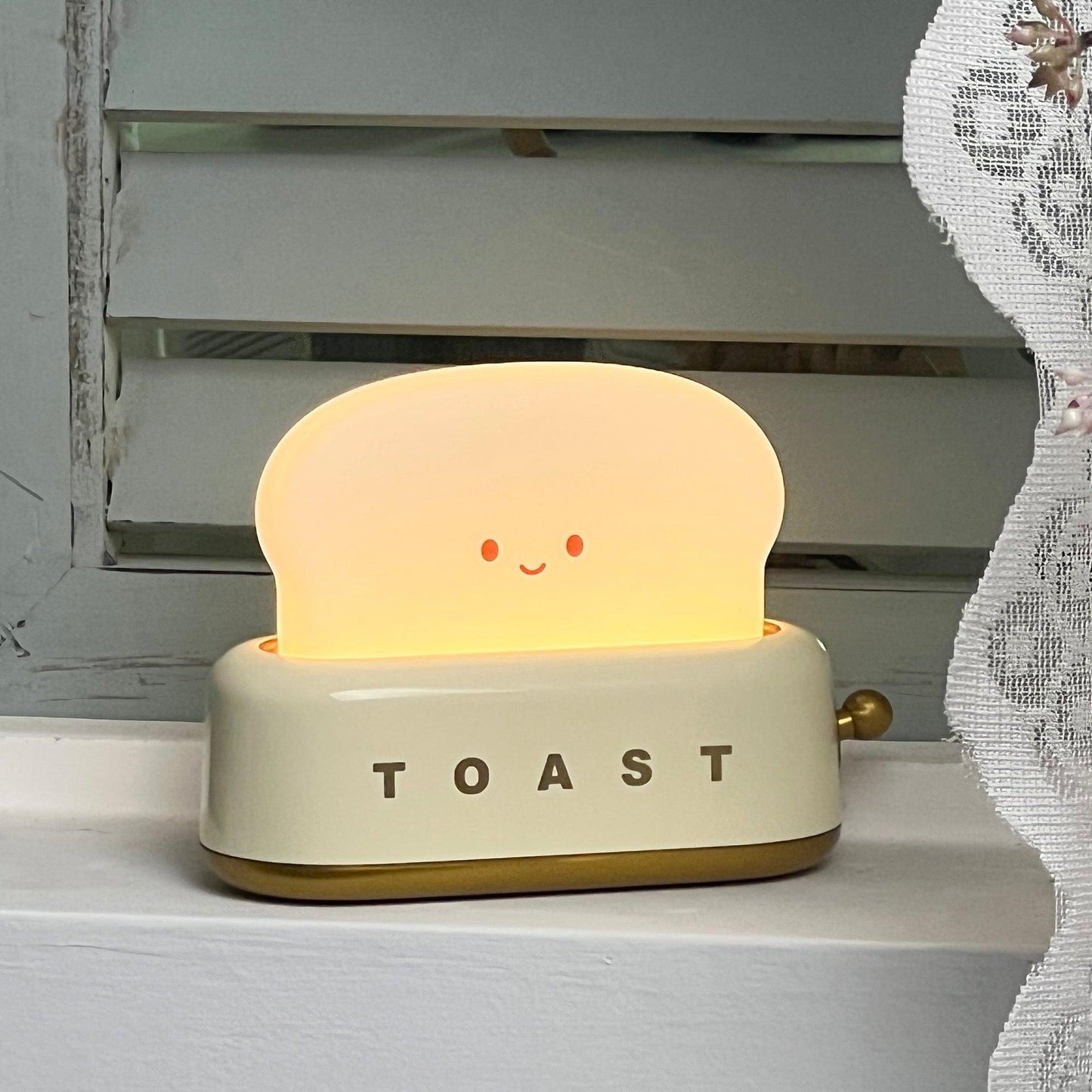 ToastLeuchten: Verspielte Tischlampe im Toaster-Entwurf mit integriertem Akku