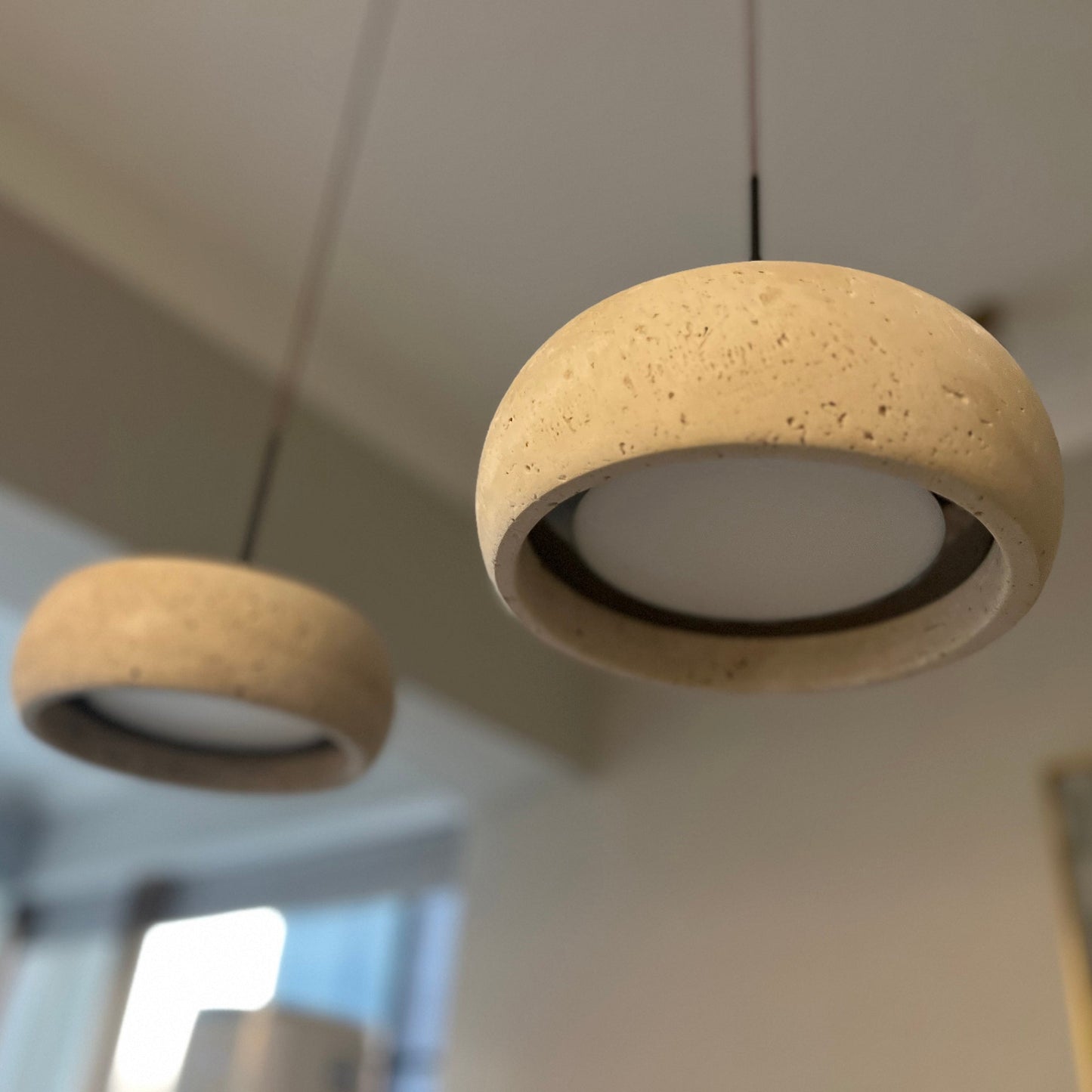 Skulpturale LED Pendelleuchte Im Ringdesign