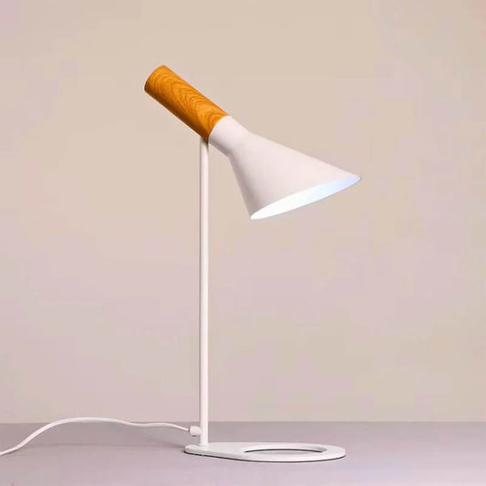 ArcusStrahl: Minimalistische LED-Tischlampe mit Elegantem Bogen