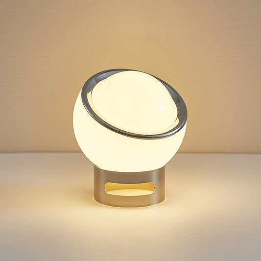 OpalScheitel: Zeitlose Tischlampe Aus Opal Glas