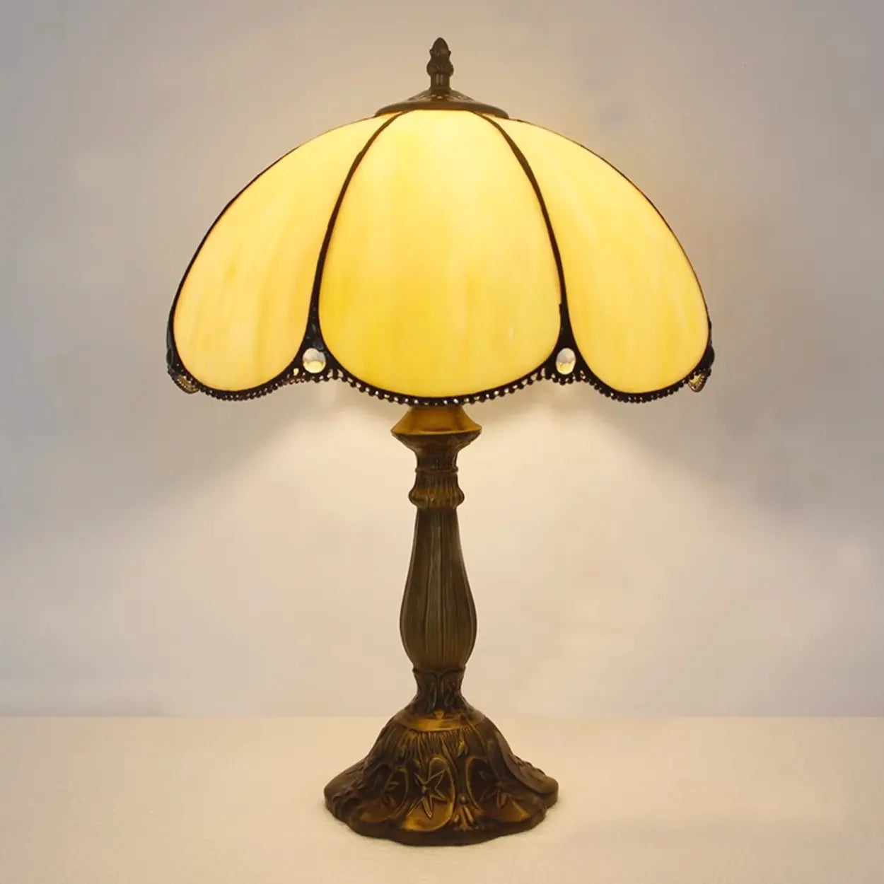 Tischleuchte mit LED-Beleuchtung im Antik-Stil