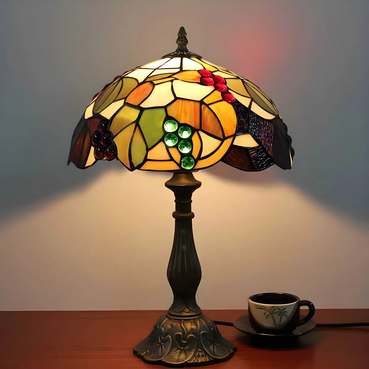 Tischleuchte mit LED-Beleuchtung im Antik-Stil