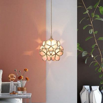 Petal-Glühe: Elegante Pendelleuchte mit blütenförmigen Glaselementen