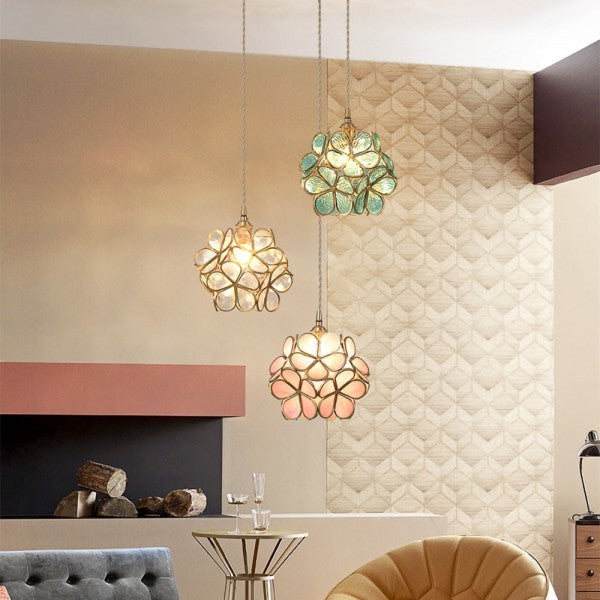 Petal-Glühe: Elegante Pendelleuchte mit blütenförmigen Glaselementen