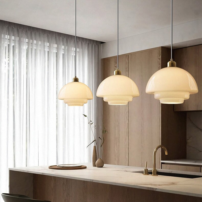 Weiße Eleganz:  Minimalistische elegante Hängeleuchte aus weißem Glas