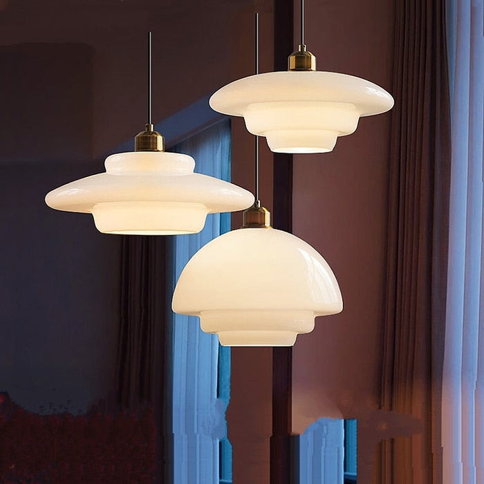 Weiße Eleganz:  Minimalistische elegante Hängeleuchte aus weißem Glas