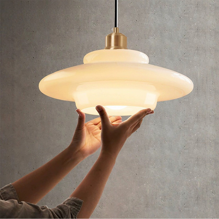 Weiße Eleganz:  Minimalistische elegante Hängeleuchte aus weißem Glas