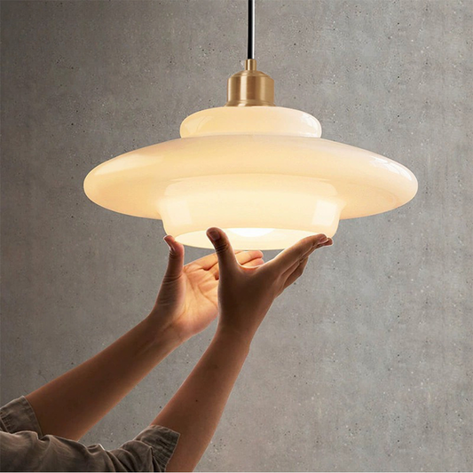 Weiße Eleganz:  Minimalistische elegante Hängeleuchte aus weißem Glas