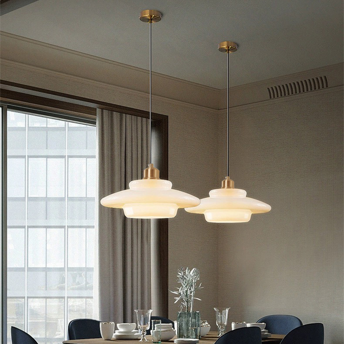 Weiße Eleganz:  Minimalistische elegante Hängeleuchte aus weißem Glas