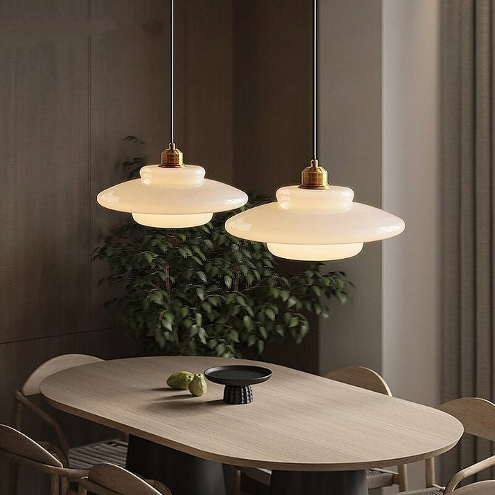 Weiße Eleganz:  Minimalistische elegante Hängeleuchte aus weißem Glas