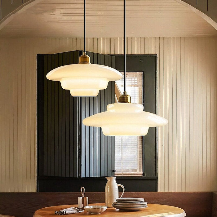 Weiße Eleganz:  Minimalistische elegante Hängeleuchte aus weißem Glas